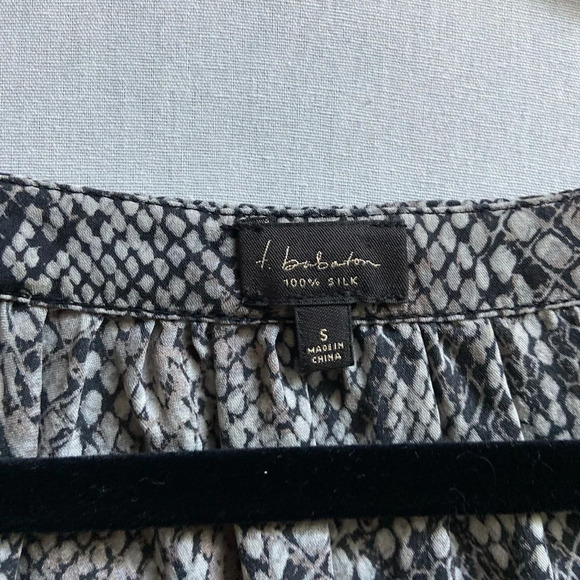 Talula Babaton Aritzia 100% silk python  pattern 3/4 sleeve blouse Sz S - Picture 7 of 9